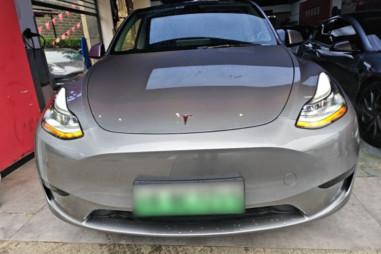 Tesla Model Y 2024 — 2