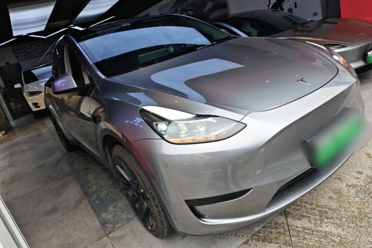 Tesla Model Y 2024 — 3