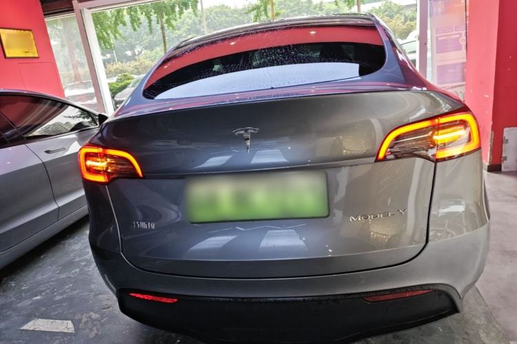 Tesla Model Y 2024 — 5