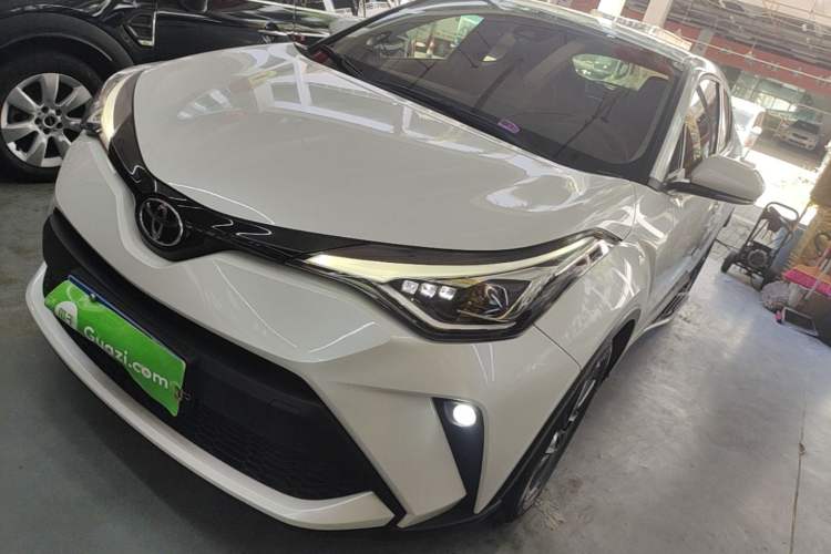 Toyota C-HR 2023 — фото 1