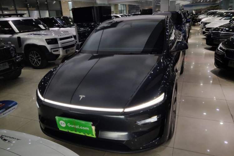 Tesla Model Y 2025 — 2
