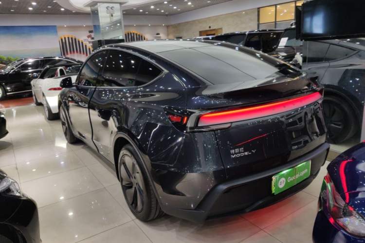 Tesla Model Y 2025 — 4