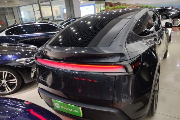 Tesla Model Y 2025 — 5
