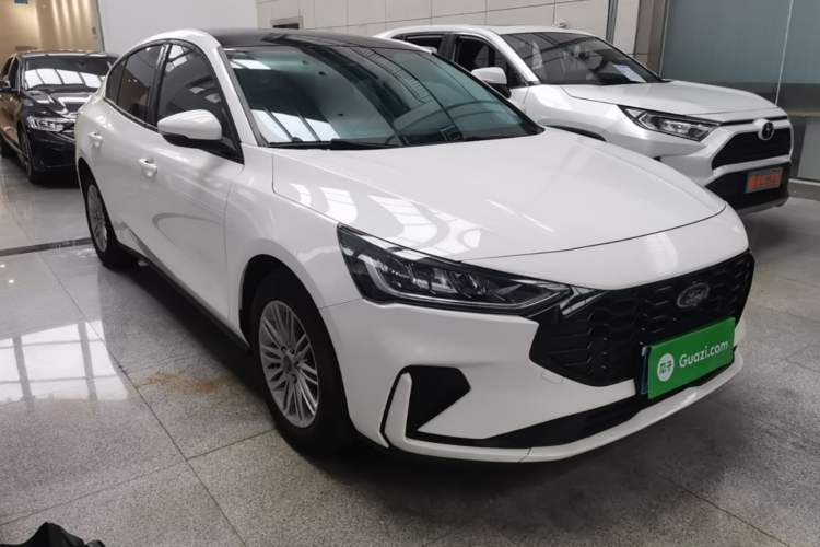 Ford Focus 2022 — 3