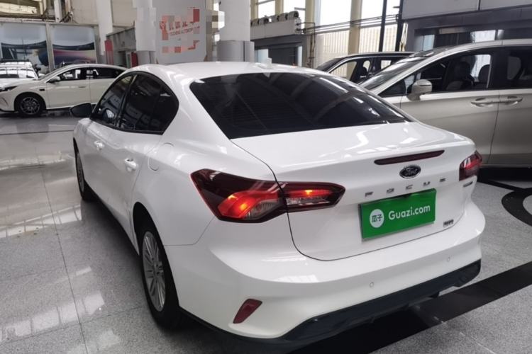 Ford Focus 2022 — 4