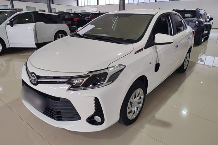 Toyota Yaris 2022 — фото 1