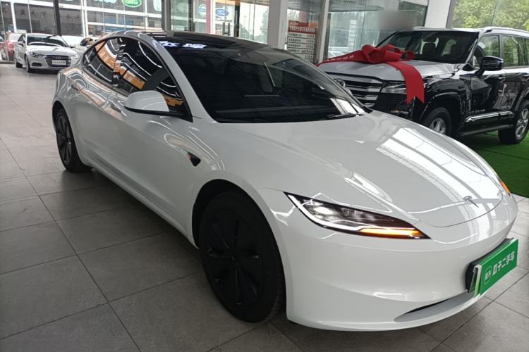 Tesla Model 3 2025 — 3