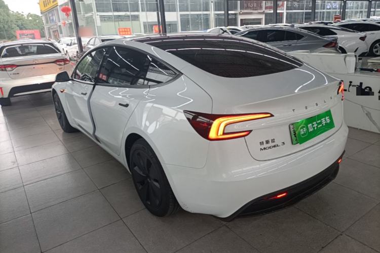 Tesla Model 3 2025 — 4