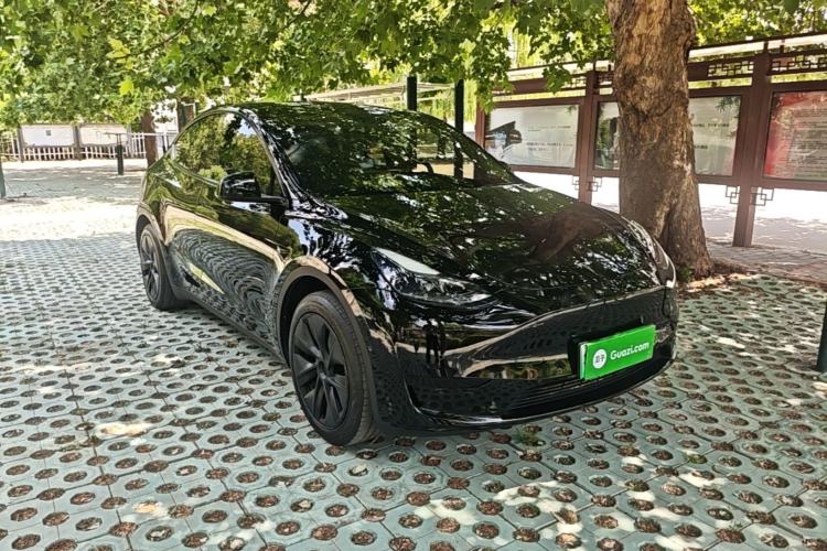 Tesla Model Y 2023 — 3
