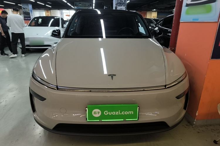 Tesla Model Y 2025 — 2