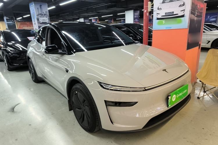 Tesla Model Y 2025 — 3