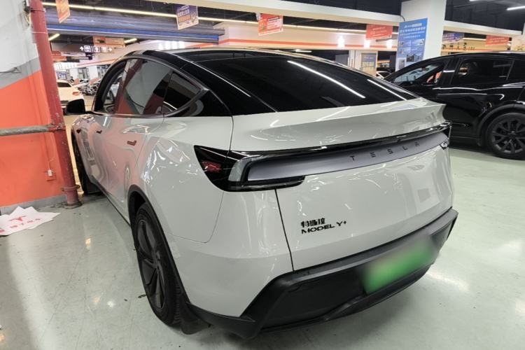 Tesla Model Y 2025 — 4