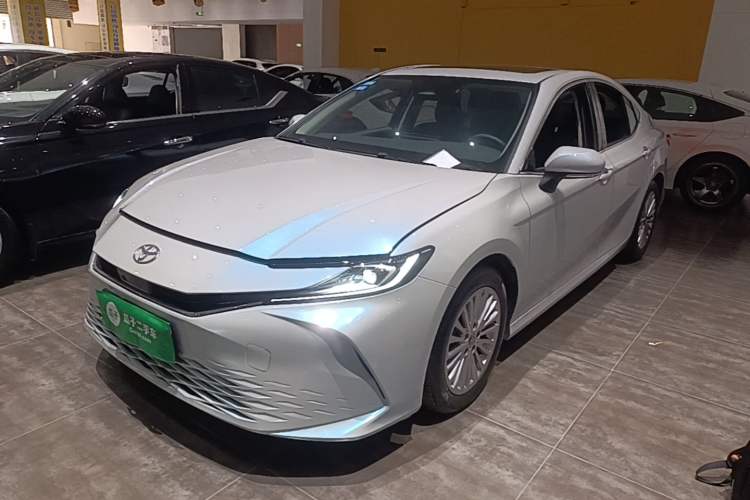 Toyota Camry 2024 — фото 1