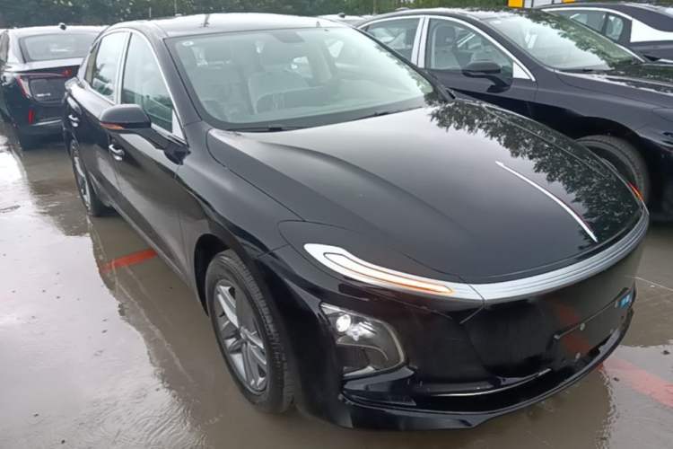 Hongqi E-QM5 2025 — 3