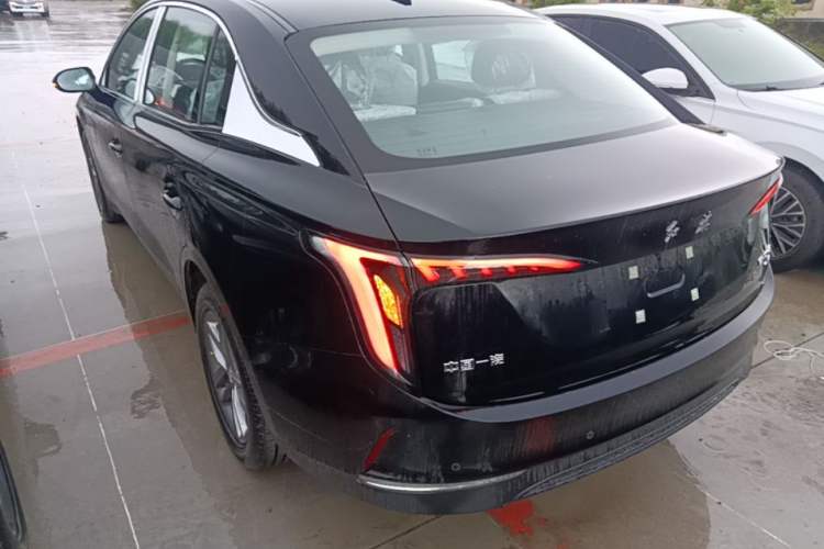 Hongqi E-QM5 2025 — 4