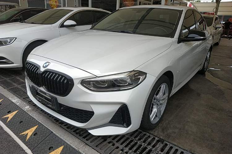 BMW 120i 2021 — фото 1