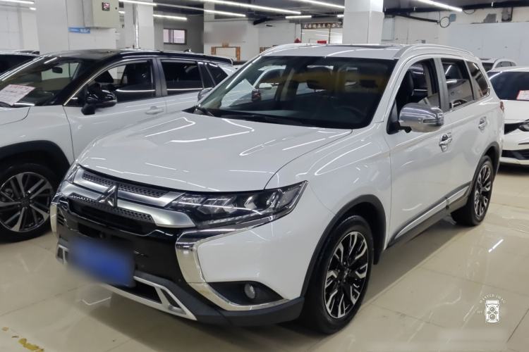 Mitsubishi Outlander 2020 — фото 1