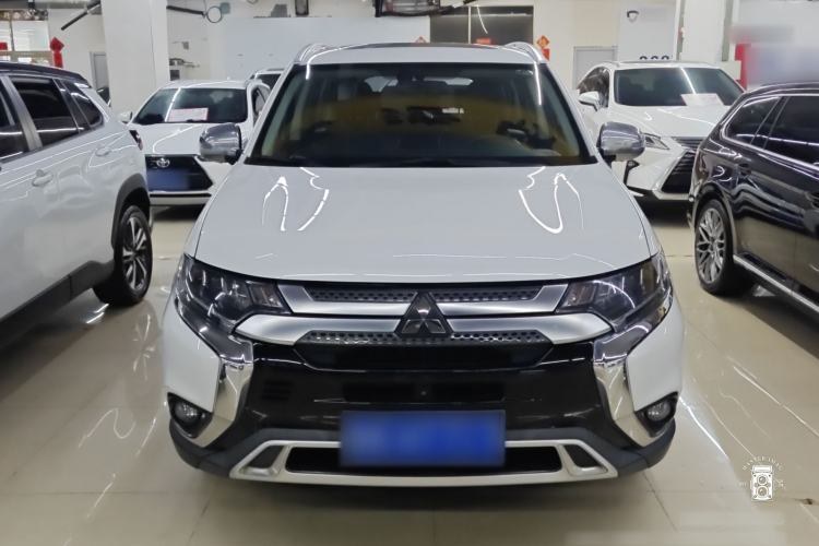 Mitsubishi Outlander 2020 — фото 2