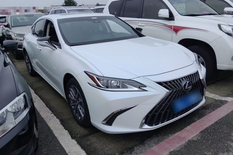 Lexus ES 300h 2021 — 3