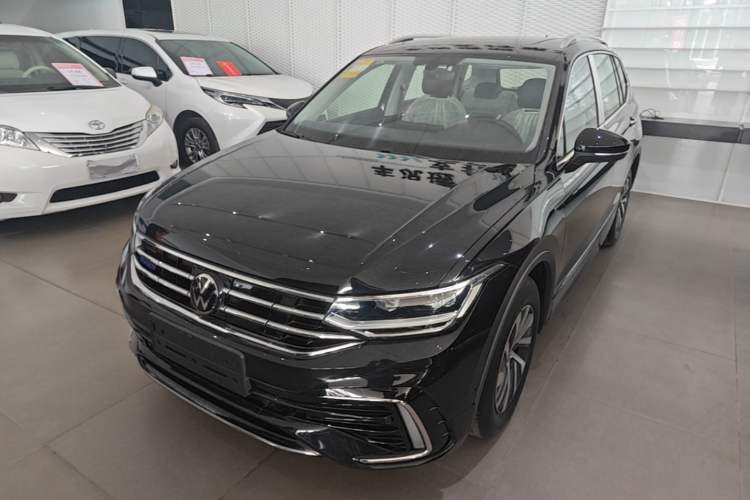 Volkswagen Tiguan L 2023 — фото 1