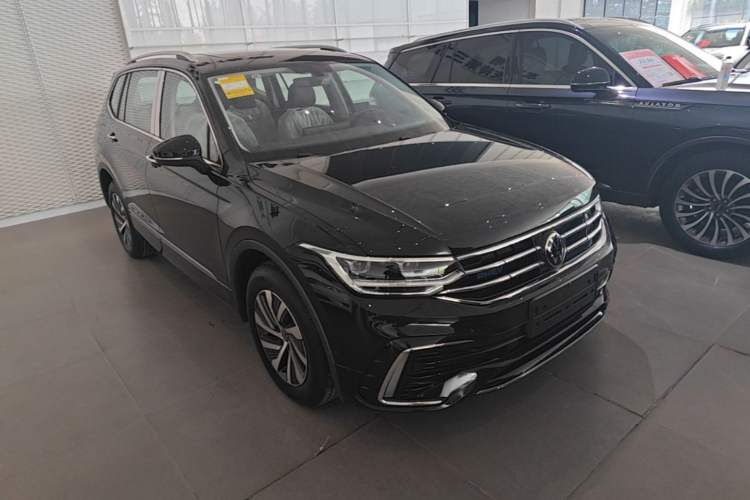 Volkswagen Tiguan L 2023 — фото 3