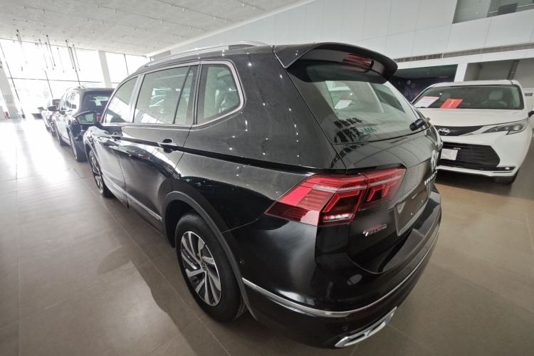 Volkswagen Tiguan L 2023 — фото 4