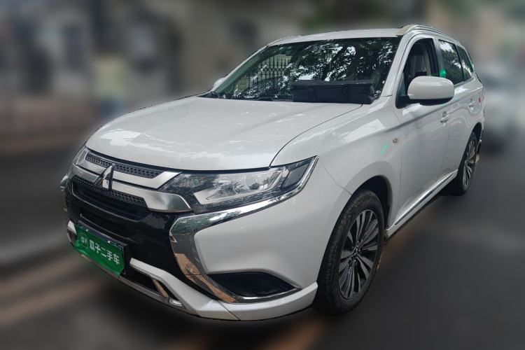 Mitsubishi Outlander 2021 — фото 1
