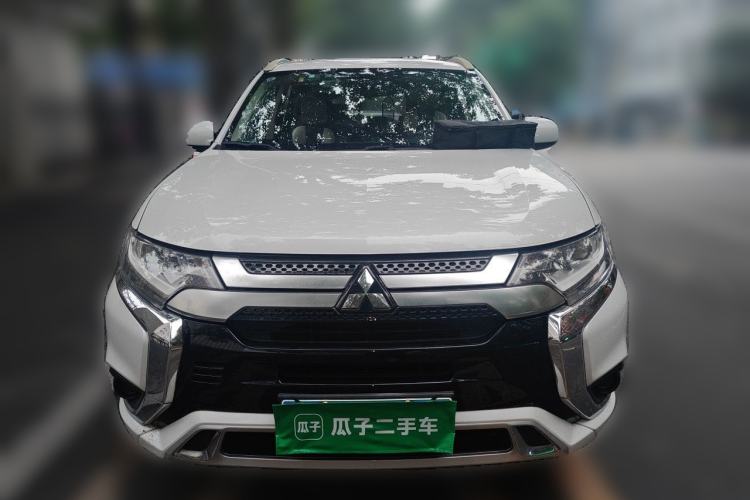Mitsubishi Outlander 2021 — фото 2