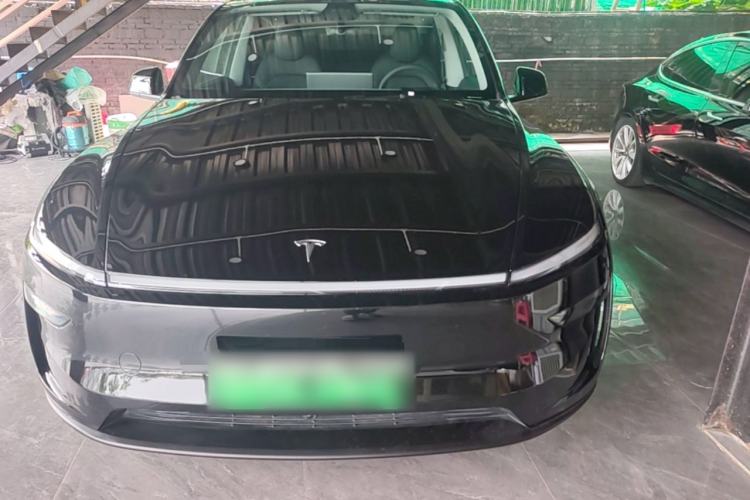 Tesla Model Y 2025 — 2