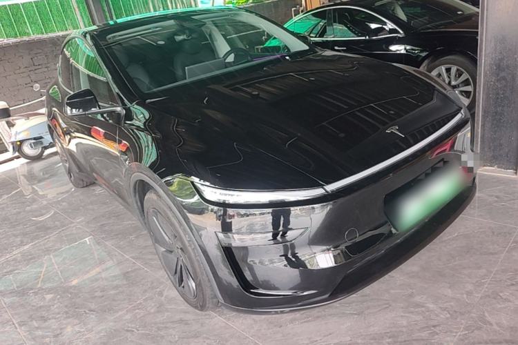 Tesla Model Y 2025 — 3