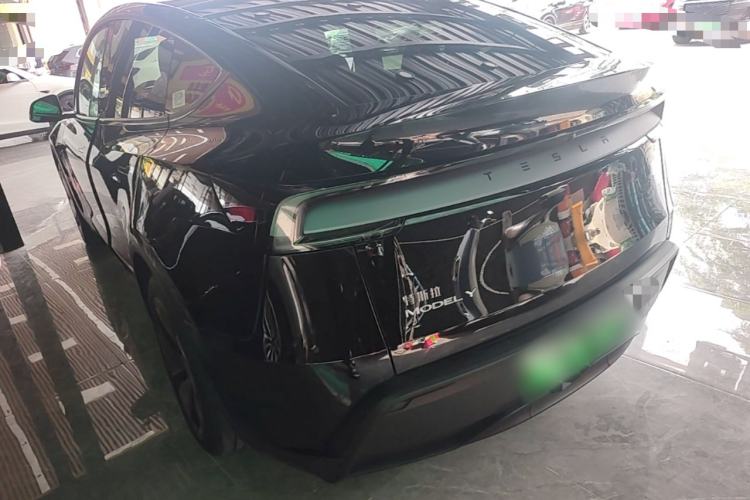 Tesla Model Y 2025 — 4