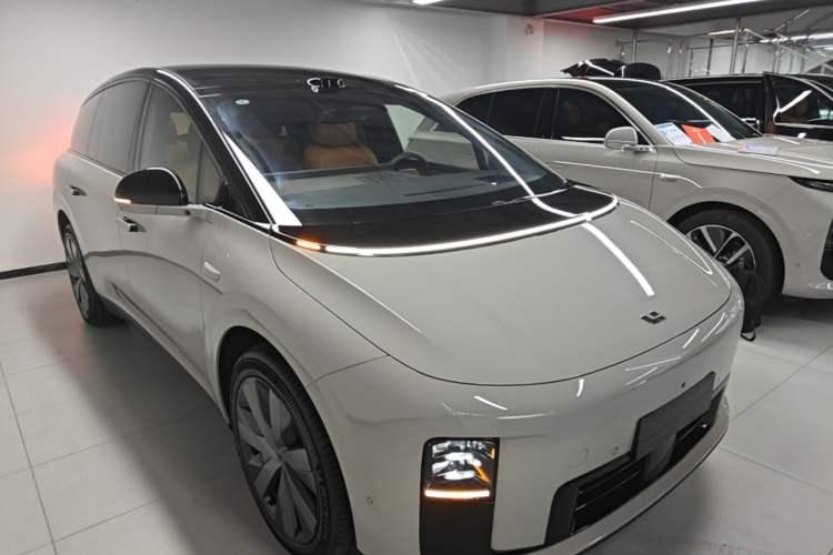 Li Auto i8 2025 — 3
