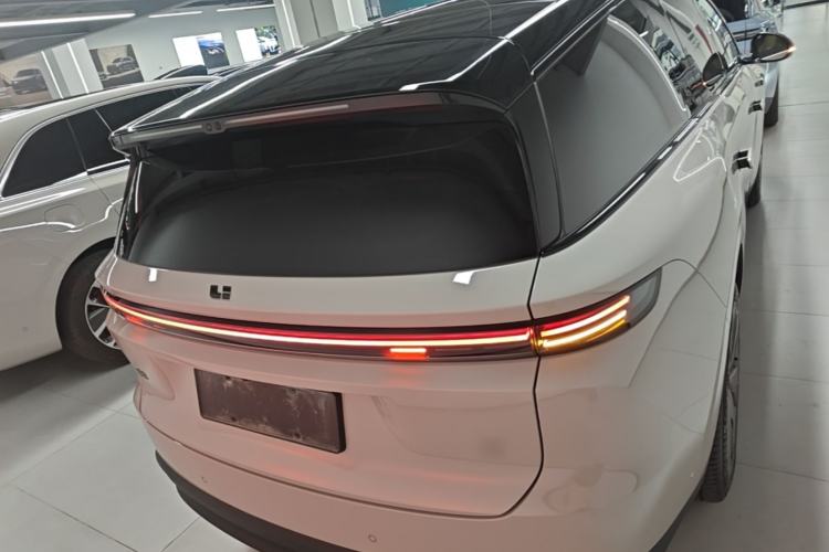 Li Auto i8 2025 — 5