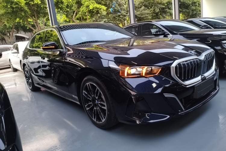 BMW 530Li 2025 — фото 3