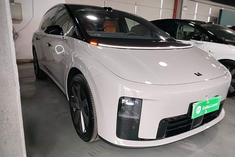 Li Auto i8 2025 — 3