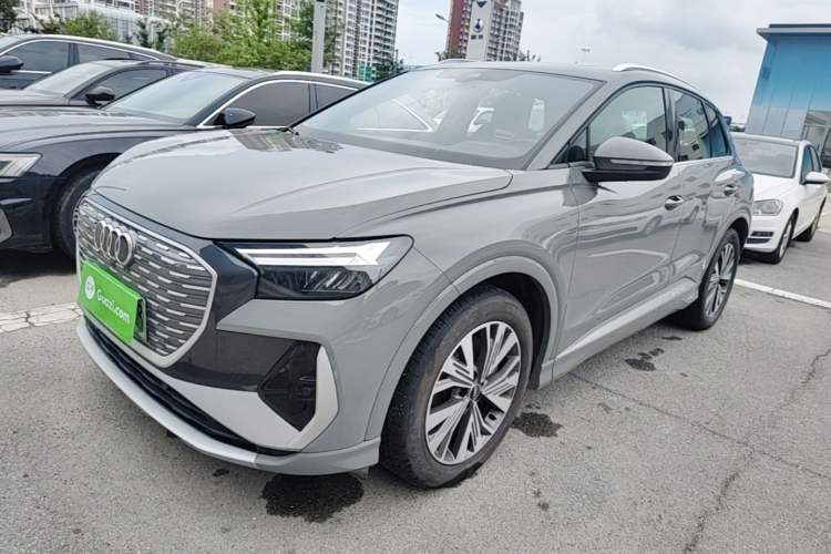 Audi Q4 e-tron 2023 — фото 1