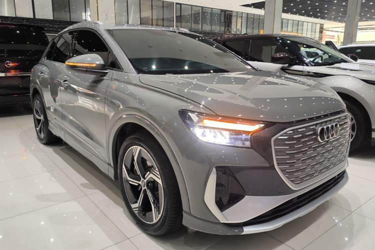 Audi Q4 e-tron 2023 — фото 3