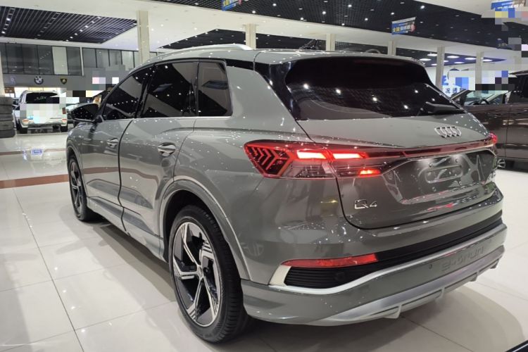 Audi Q4 e-tron 2023 — фото 4