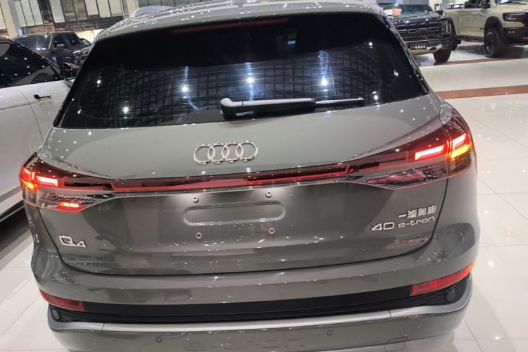 Audi Q4 e-tron 2023 — фото 5