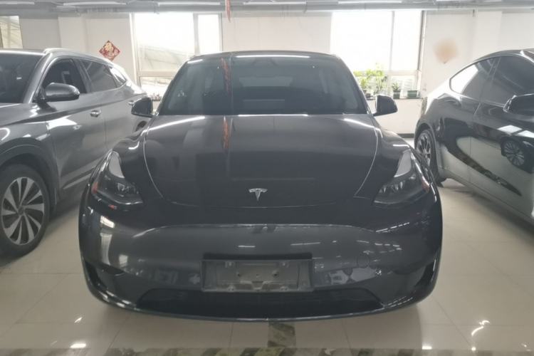 Tesla Model Y 2024 — 2