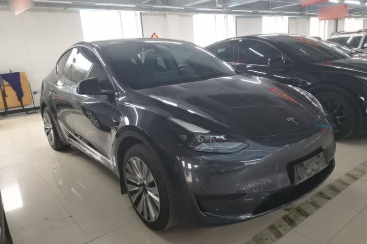 Tesla Model Y 2024 — 3