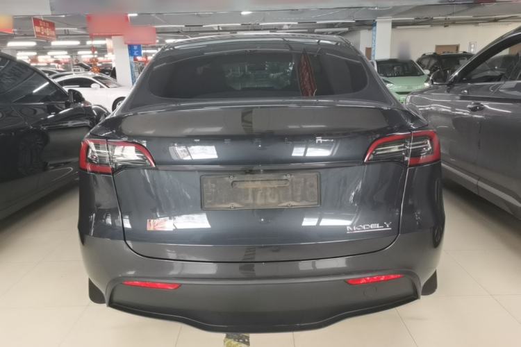 Tesla Model Y 2024 — 5
