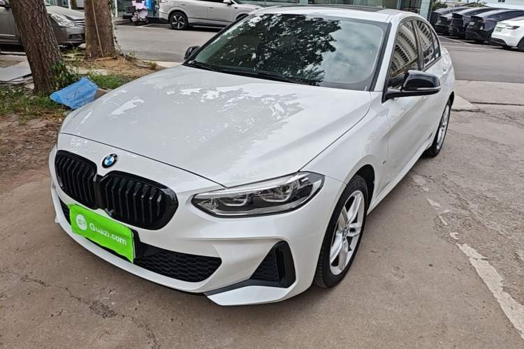 BMW 120i 2021 — фото 1