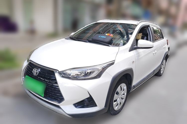 Toyota Yaris 2022 — фото 1