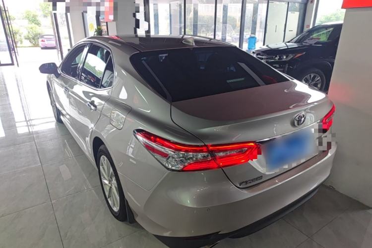 Toyota Camry 2021 — 4