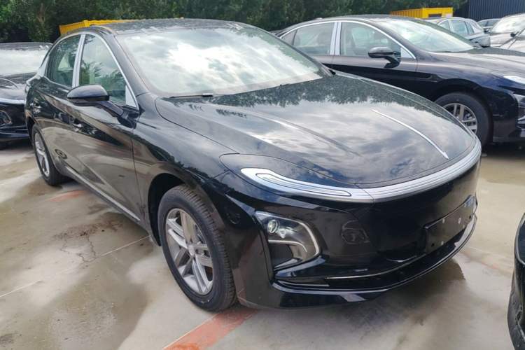 Hongqi E-QM5 2025 — 3
