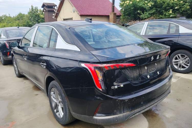 Hongqi E-QM5 2025 — 4