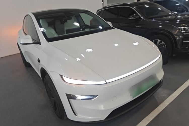 Tesla Model Y 2026 — 3