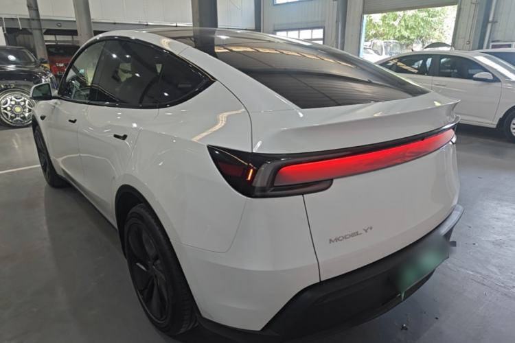 Tesla Model Y 2026 — 4