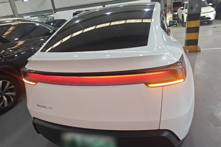 Tesla Model Y 2026 — 5